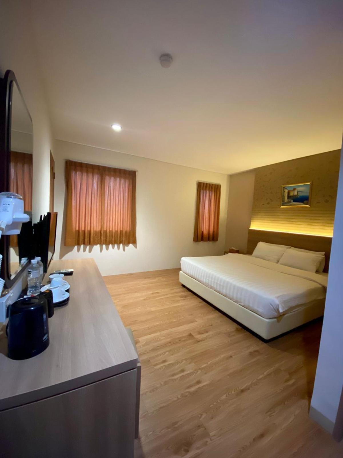 Lovina Inn - Nagoya Batam Esterno foto