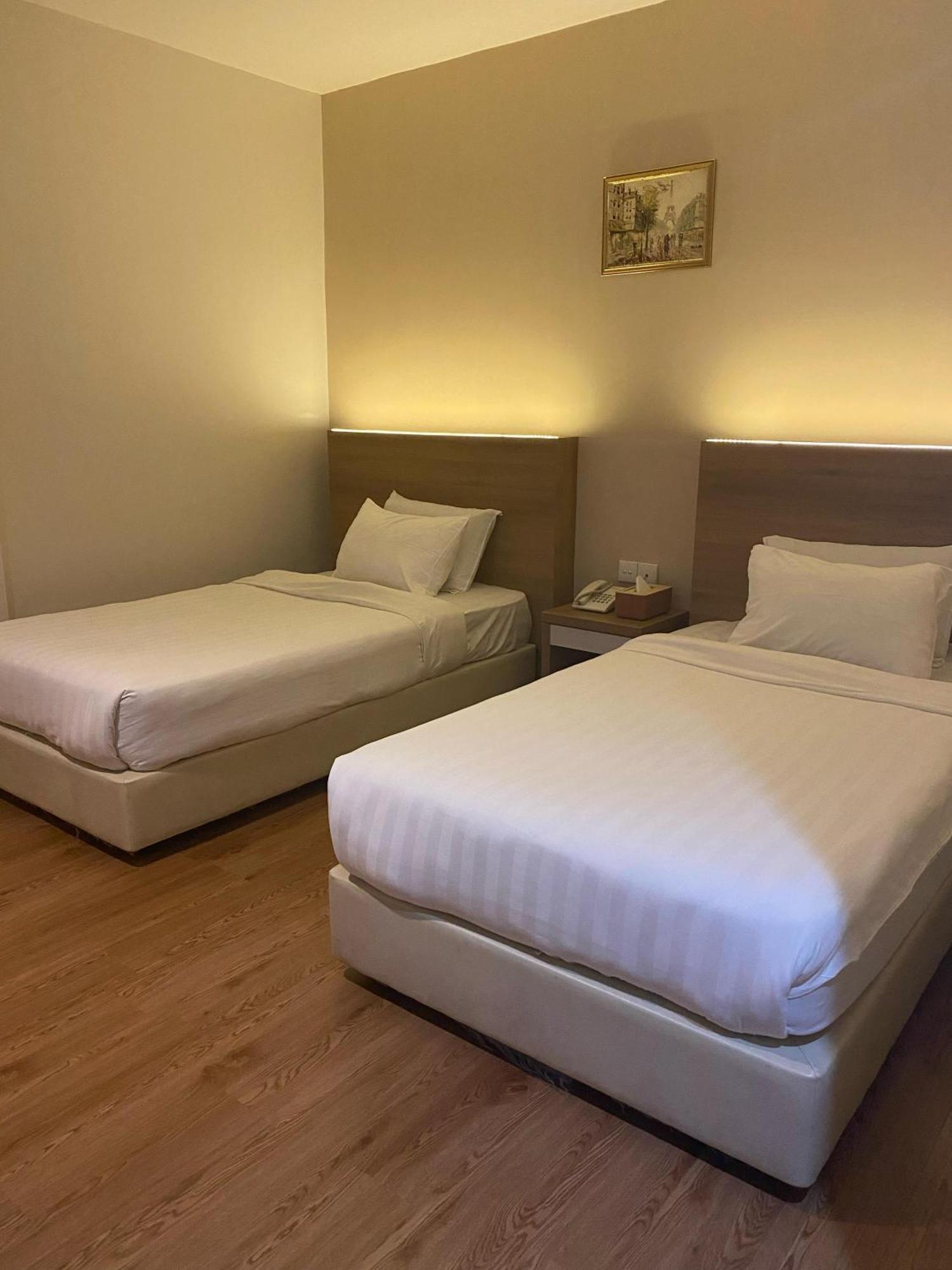 Lovina Inn - Nagoya Batam Esterno foto