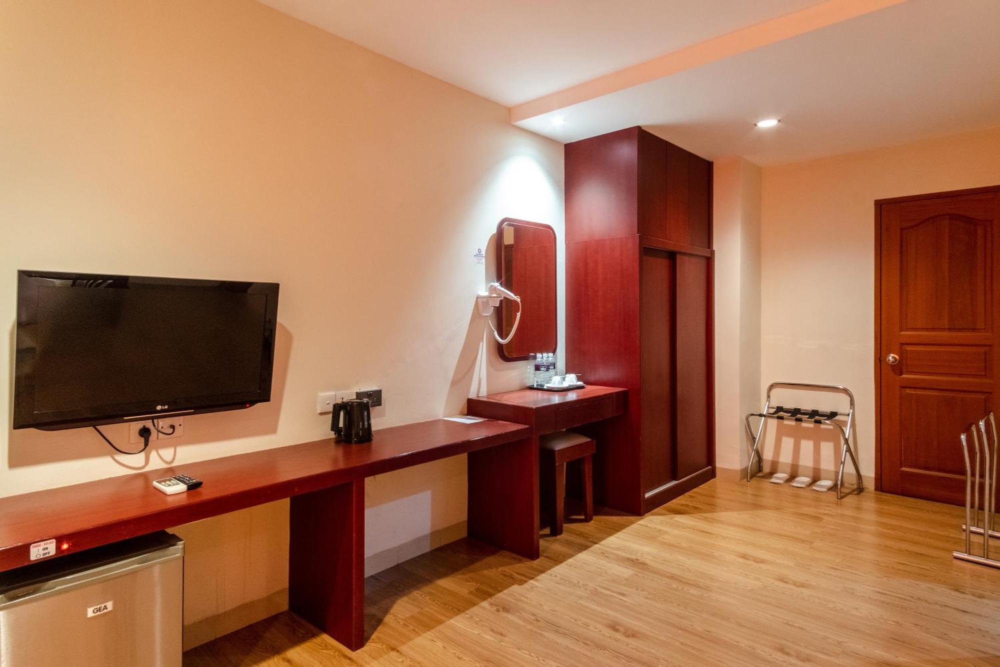 Lovina Inn - Nagoya Batam Esterno foto
