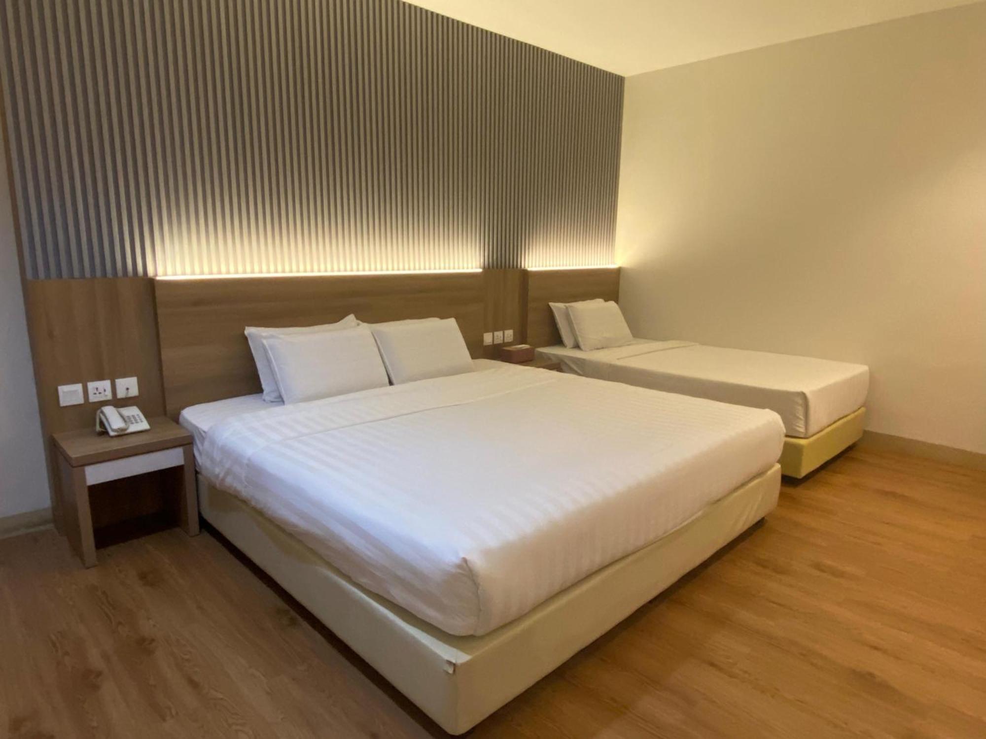 Lovina Inn - Nagoya Batam Esterno foto