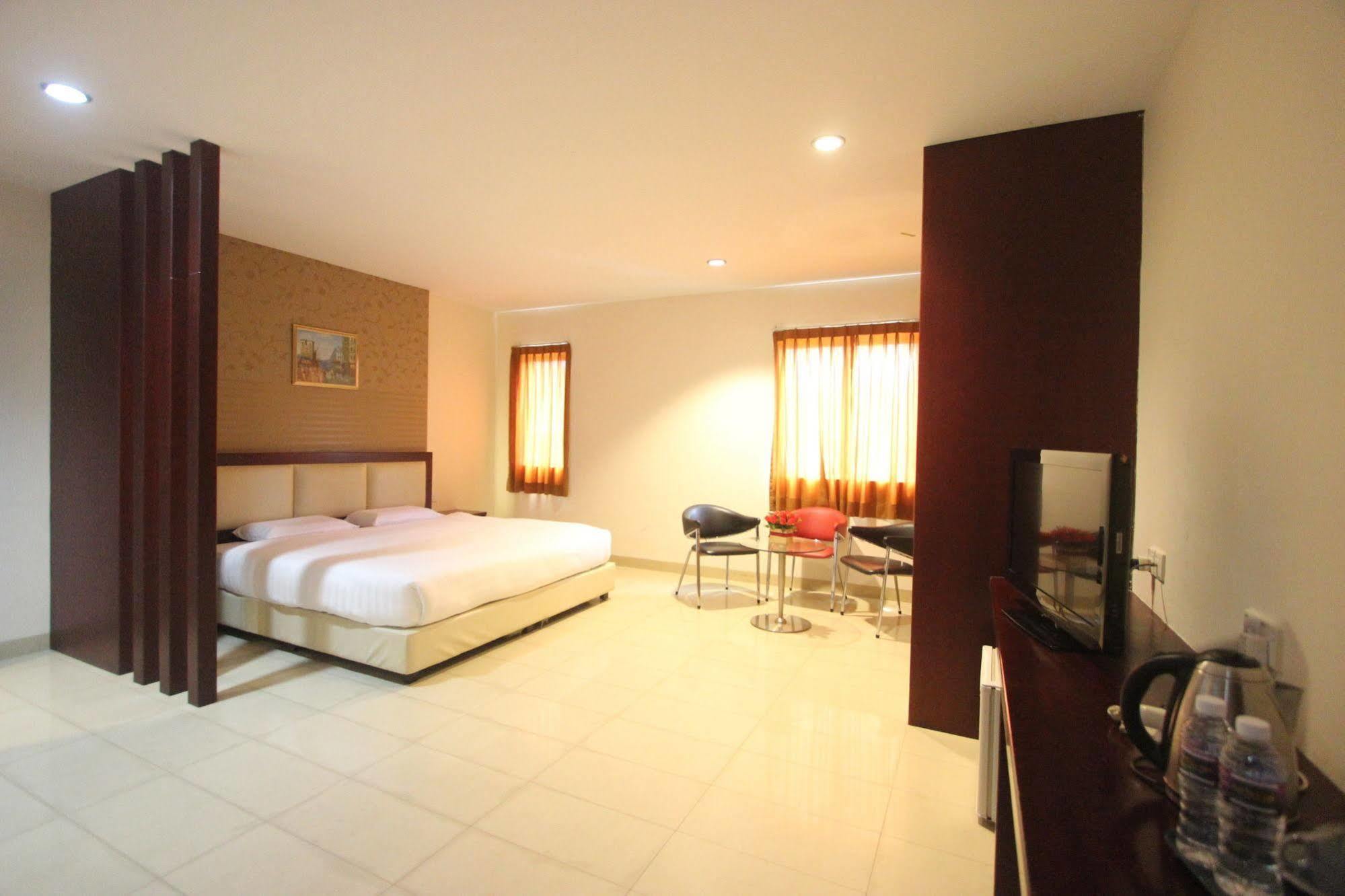 Lovina Inn - Nagoya Batam Esterno foto